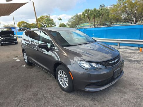 Used 2023 Chrysler Voyager LX image 3