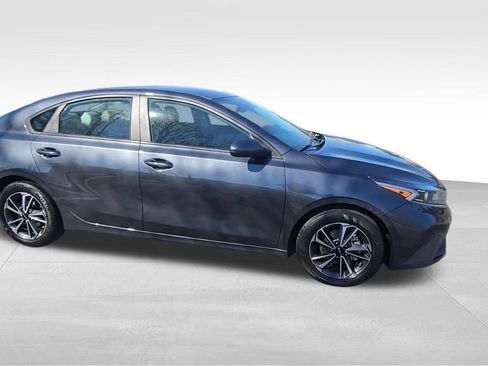 Used 2022 Kia Forte LXS FWD image 2