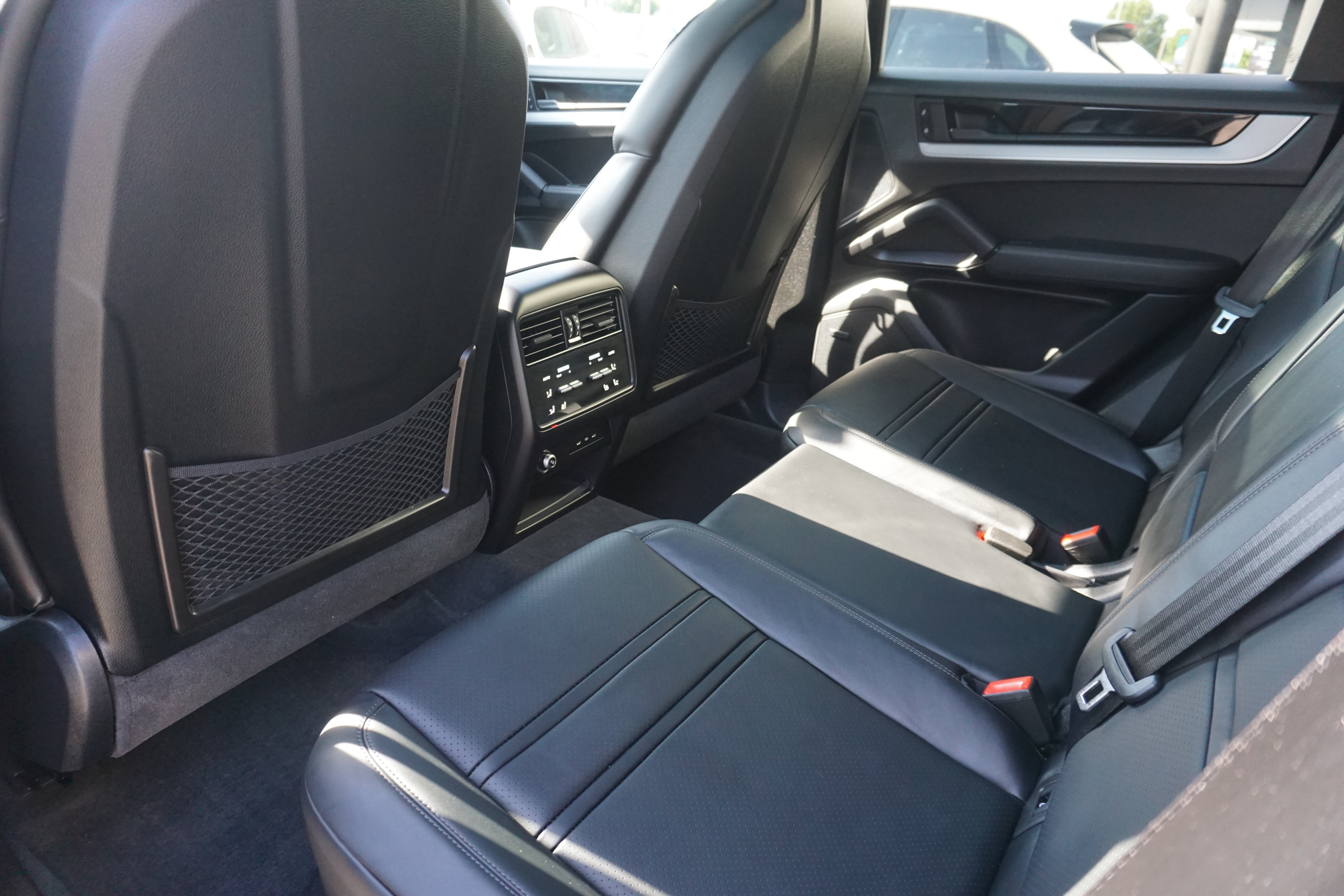 Certified 2025 Porsche Cayenne Coupe AWD/4WD image 21