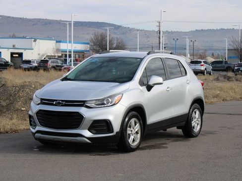 Used 2022 Chevrolet Trax LT w/ LT Convenience Package image 8