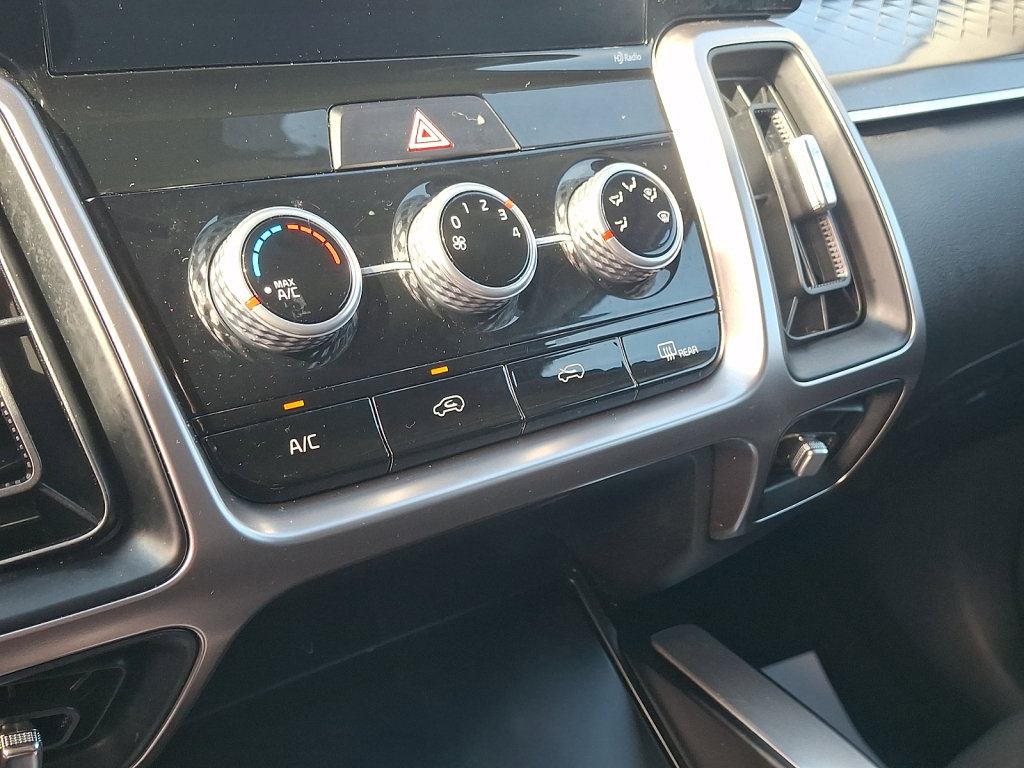 Used 2023 Kia Sorento LX FWD image 28