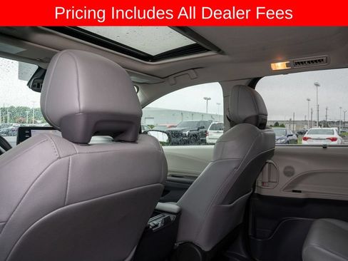 Used 2022 Toyota Sienna XLE FWD image 18