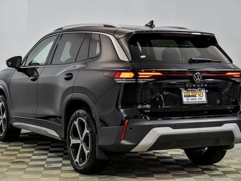 Used 2025 Volkswagen Tiguan SE w/ Panoramic Sunroof Package image 5