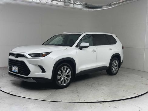 Used 2024 Toyota Grand Highlander AWD image 6