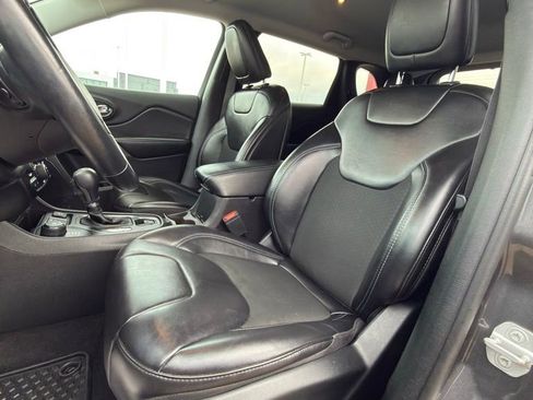 Used 2019 Jeep Cherokee Latitude Plus w/ Cold Weather Group AWD/4WD image 13
