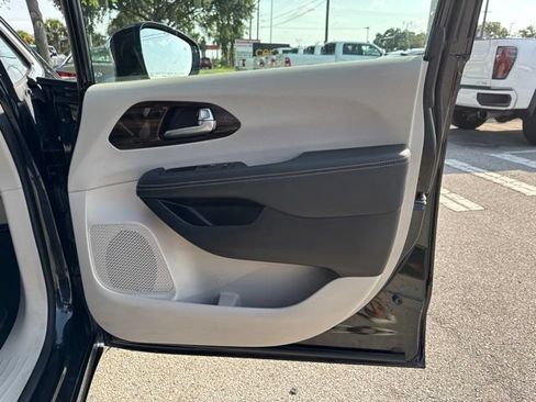 Used 2023 Chrysler Pacifica Limited FWD image 14