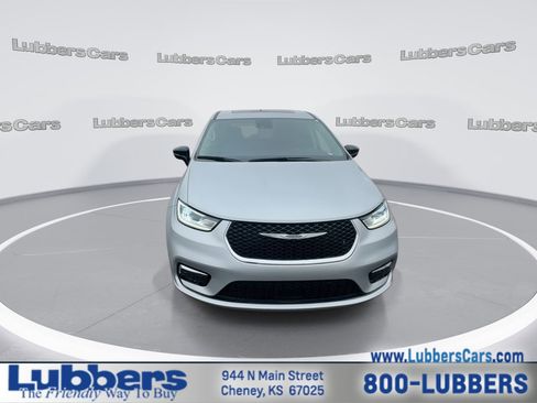 Used 2024 Chrysler Pacifica Limited FWD image 3