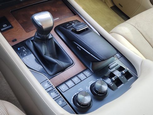 Used 2018 Lexus LX 570 4WD w/ Luxury Package image 15