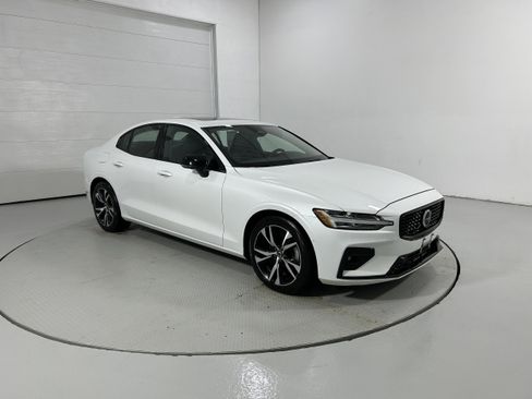 Used 2024 Volvo S60 B5 Plus image 2