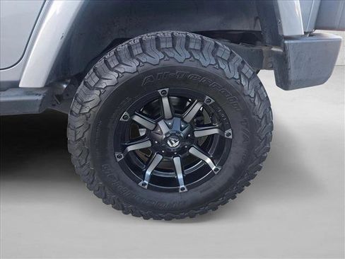 Used 2017 Jeep Wrangler Unlimited Sahara image 22