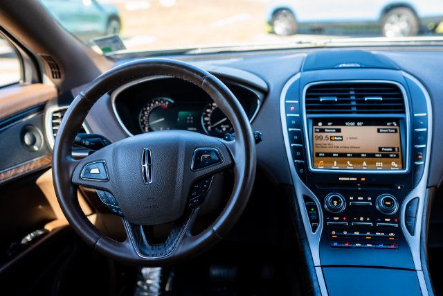 Used 2016 Lincoln MKX Reserve w/ Technology Package FWD image 6