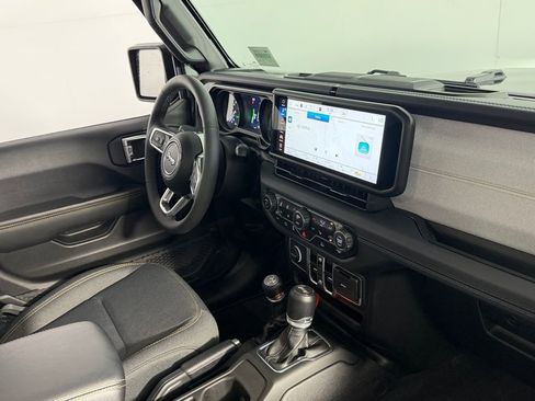 Used 2025 Jeep Wrangler Unlimited Sahara AWD/4WD image 33
