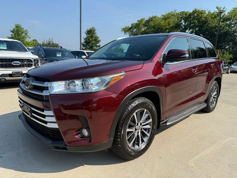 Used 2017 Toyota Highlander XLE FWD image 1