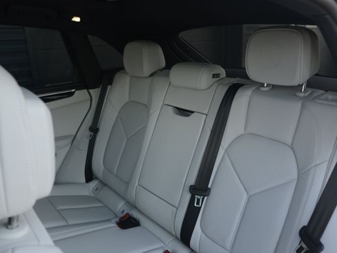 Certified 2026 Porsche Macan AWD/4WD image 32