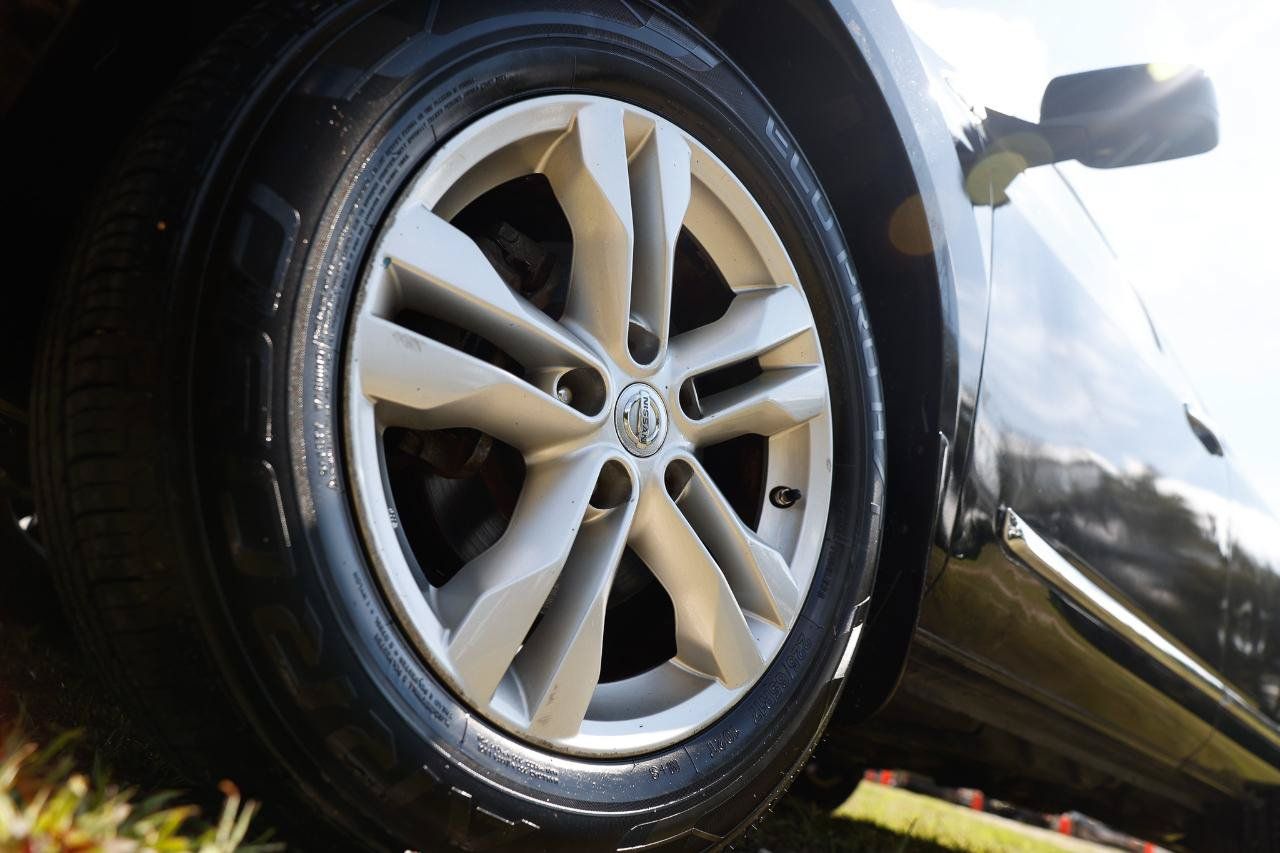 Used 2013 Nissan Rogue SV w/ Premium Pkg FWD image 34