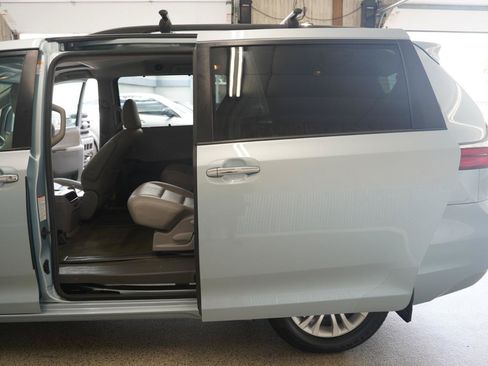 Used 2015 Toyota Sienna XLE FWD image 37
