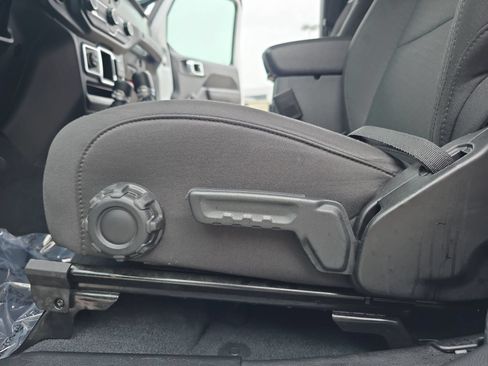 Used 2022 Jeep Wrangler Sport AWD/4WD image 29