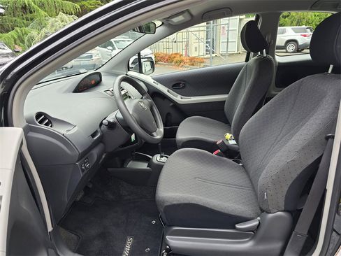 Used 2011 Toyota Yaris Base image 8