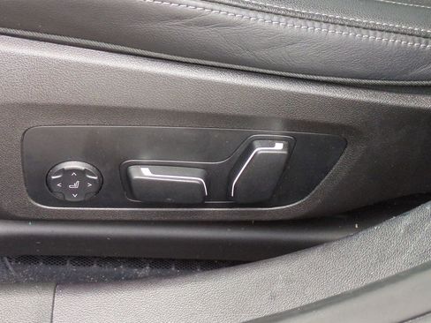 Used 2025 BMW 330i Sedan w/ M Sport Package image 18