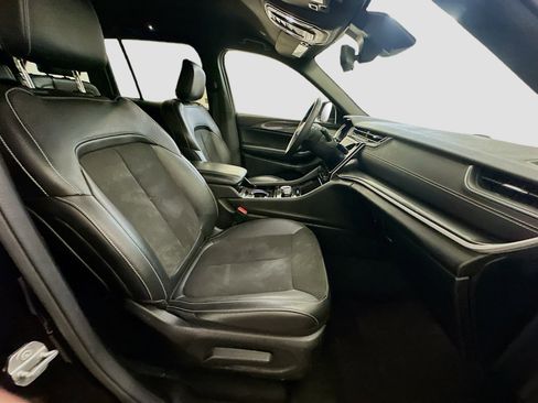 Used 2023 Jeep Grand Cherokee Altitude image 32