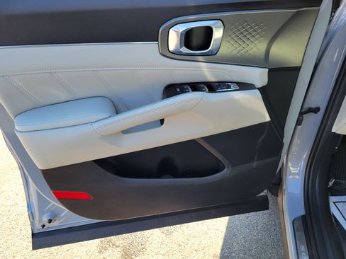 Used 2023 Kia Sorento SX image 19