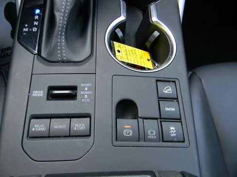 Used 2023 Toyota Highlander XLE AWD/4WD image 17