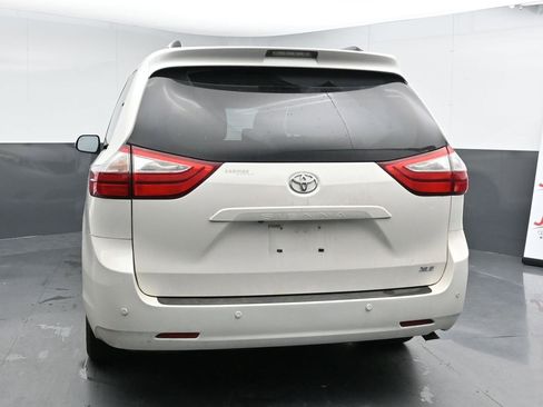 Used 2017 Toyota Sienna XLE image 7