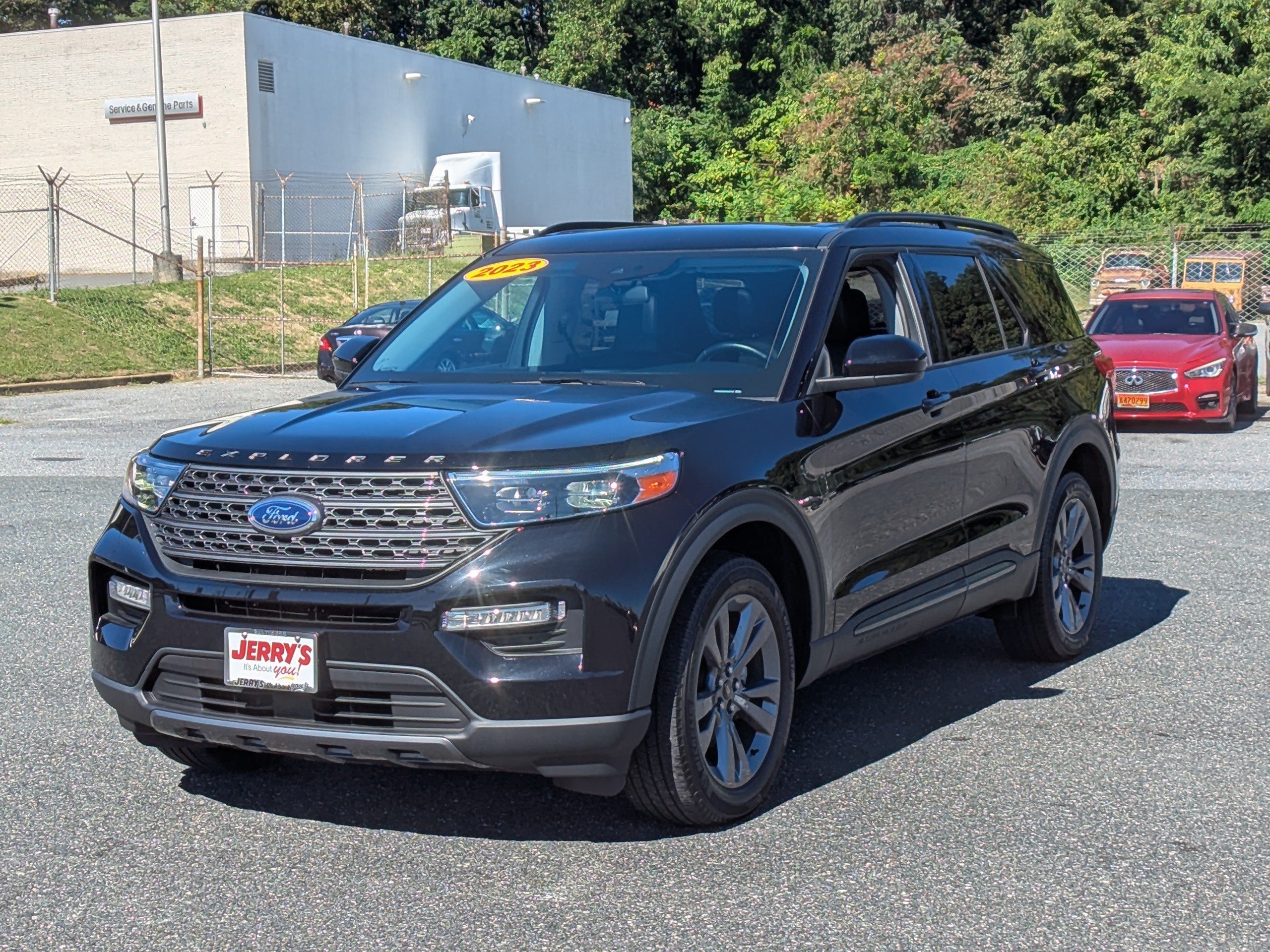 Used 2023 Ford Explorer XLT w/ Equipment Group 202A AWD/4WD image 4