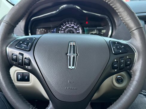 Used 2019 Lincoln MKT AWD image 14