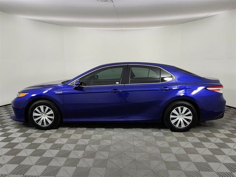 Used 2018 Toyota Camry LE image 2