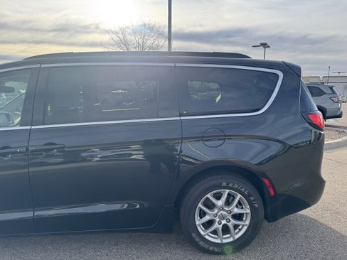 Used 2022 Chrysler Pacifica Touring-L image 14