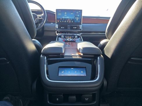 Used 2023 Lincoln Navigator Reserve image 17