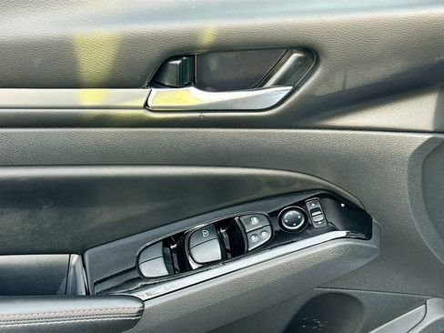 Used 2024 Nissan Altima 2.0 SR image 18