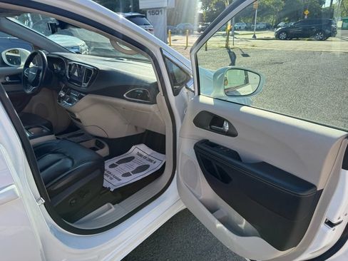 Used 2022 Chrysler Pacifica Touring-L w/ Uconnect Theater Family Group FWD image 53