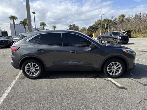 Used 2020 Ford Escape SE image 2