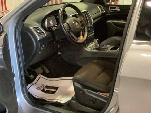 Used 2018 Jeep Grand Cherokee Laredo AWD/4WD image 11