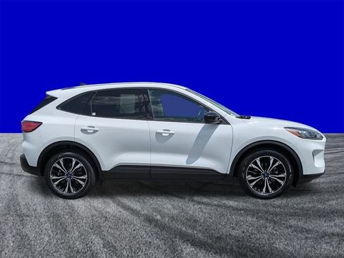 Used 2022 Ford Escape SE w/ SE Sport Appearance Package FWD image 3