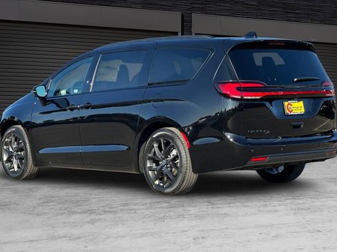 New 2026 Chrysler Pacifica Select image 6