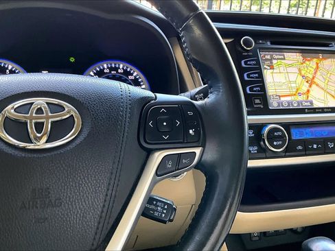 Used 2017 Toyota Highlander Limited image 24
