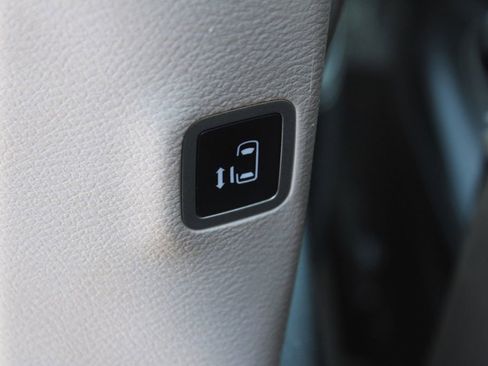 Used 2023 Chrysler Pacifica Touring-L image 25