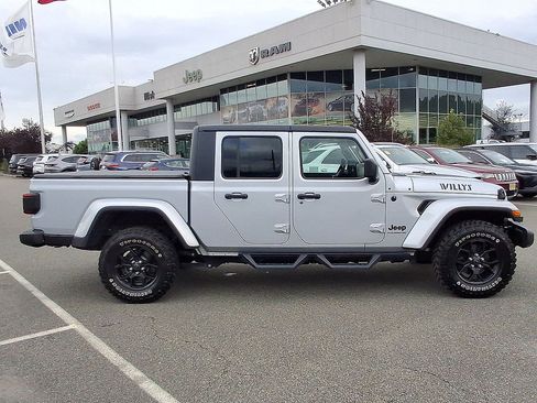 Used 2024 Jeep Gladiator Sport AWD/4WD image 32