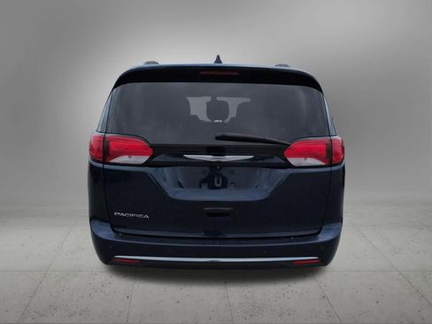 Used 2017 Chrysler Pacifica Touring-L FWD image 5