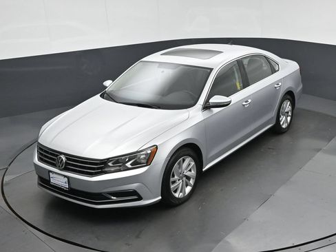Used 2018 Volkswagen Passat 2.0T SE FWD image 57