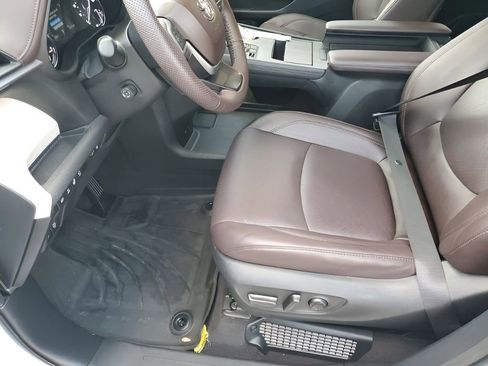 Used 2023 Toyota Sienna Platinum image 33