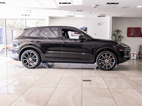 Used 2022 Porsche Cayenne S Platinum image 9