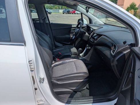 Used 2019 Chevrolet Trax LT w/ LT Convenience Package FWD image 10