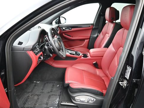 Certified 2025 Porsche Macan AWD/4WD image 10