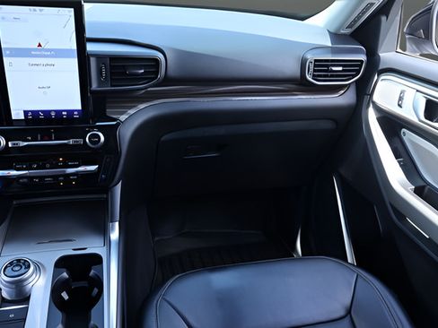 Used 2023 Ford Explorer Limited w/ Limited Technology Package RWD image 18