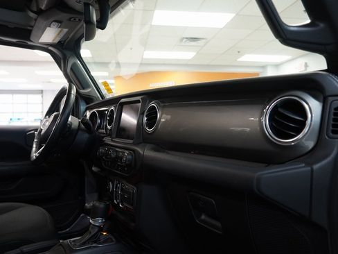 Used 2020 Jeep Wrangler Unlimited Sahara image 29