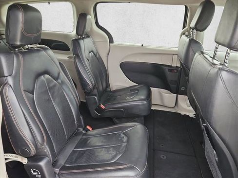 Used 2020 Chrysler Pacifica Touring-L FWD image 19